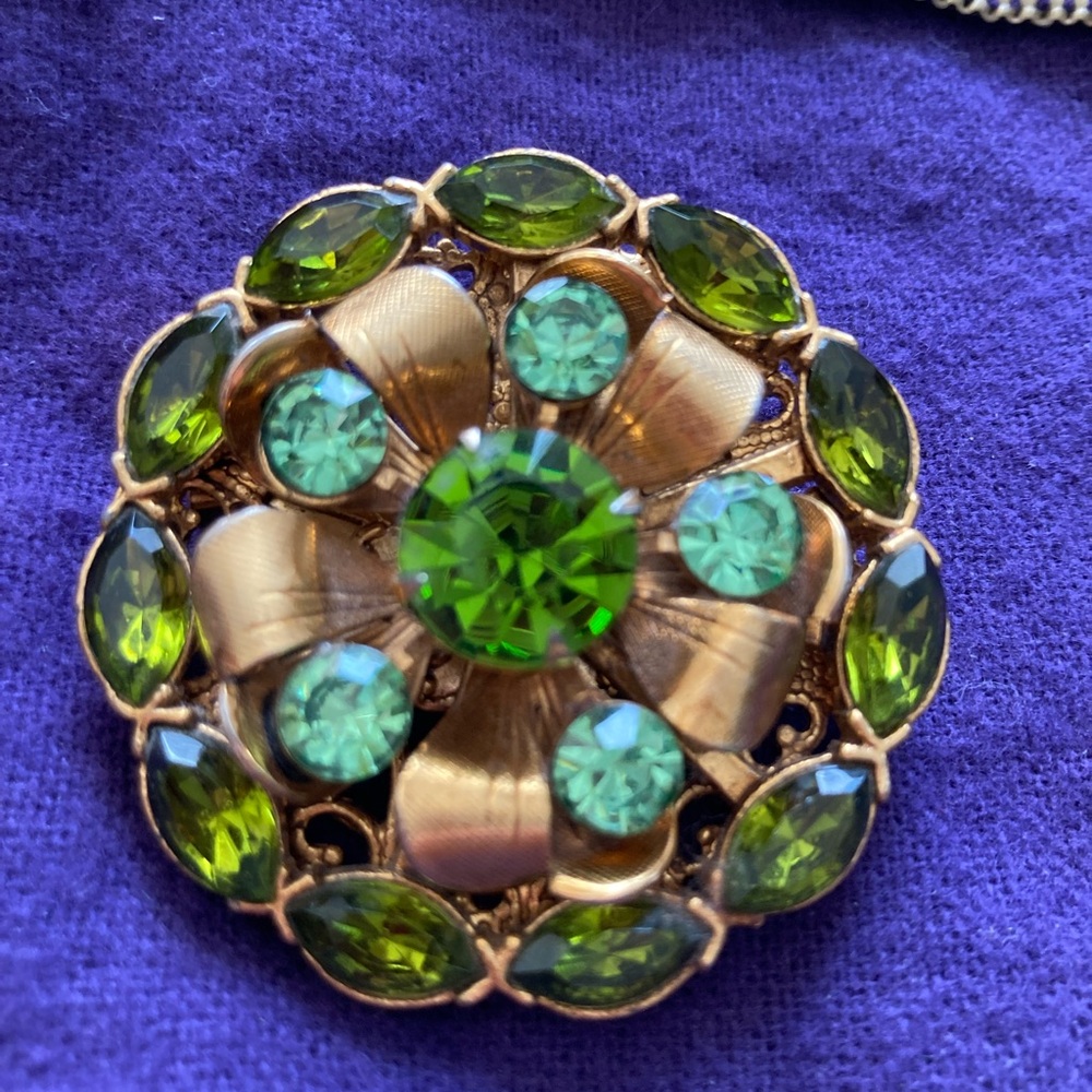 Vintage green rhinestones/glass ribbon brooch